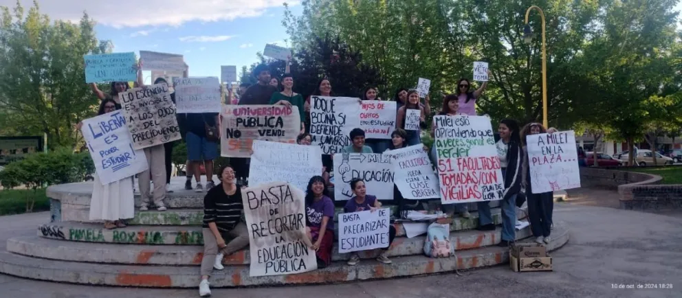  Estudiantes y docentes se movilizaron en Cipolletti contra el veto de Milei a la Ley de Financiamiento Universitario