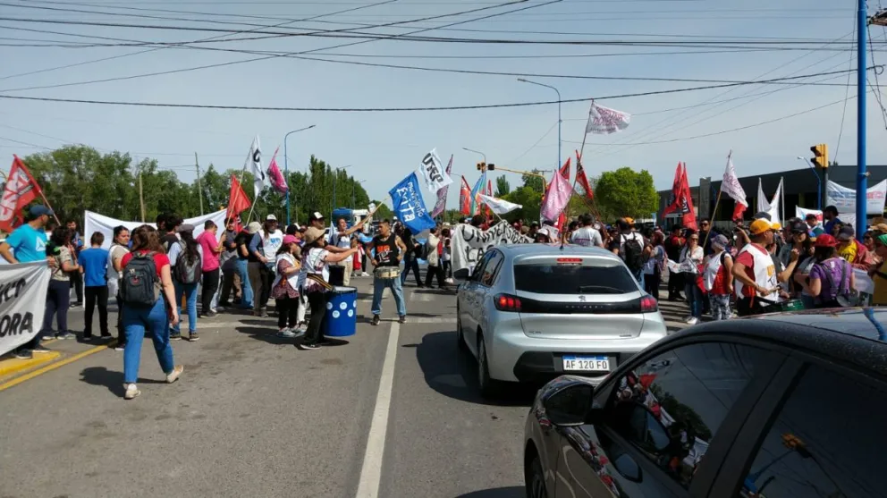 Protesta sin corte sobre Ruta 22: docentes y universitarios se manifiestan en defensa de la educación pública