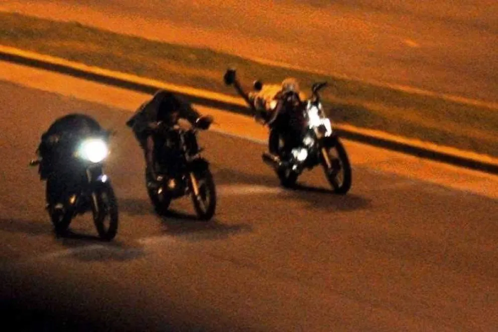  Picadas clandestinas: 15 adolescentes en moto fueron sorprendidos por la policía