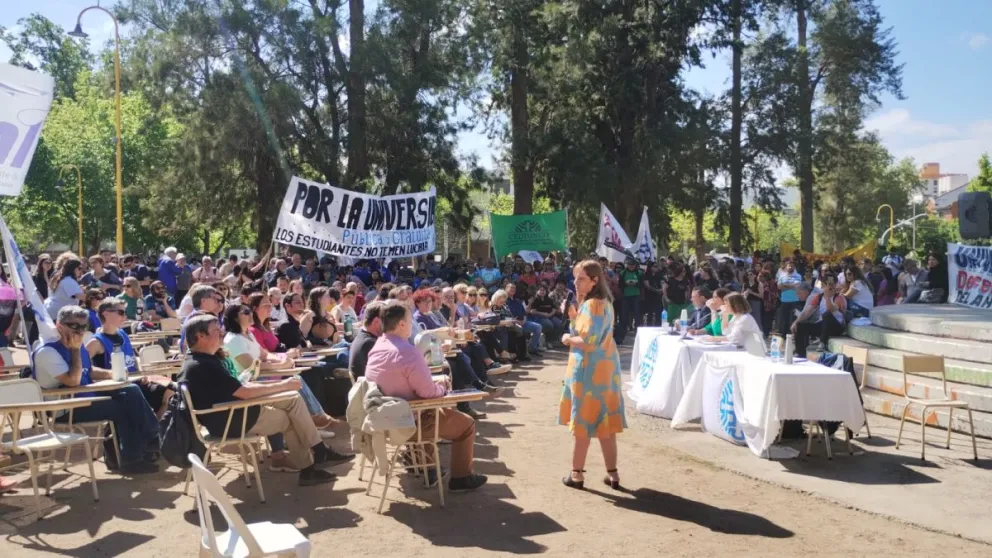 Comenzó la sesión del Consejo Superior de la UNCo en las calles de Cipolletti