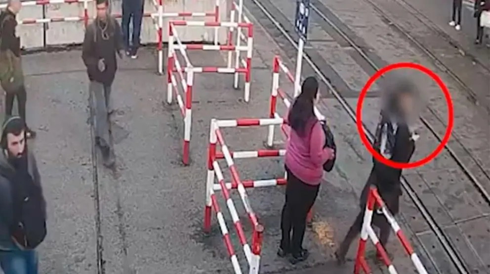 Video: casi lo arrolla un tren por caminar mirando el celular