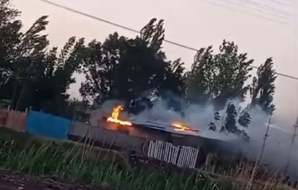 Voraz incendio en una vivienda en el Puente 83 : bomberos intentan sofocar las llamas