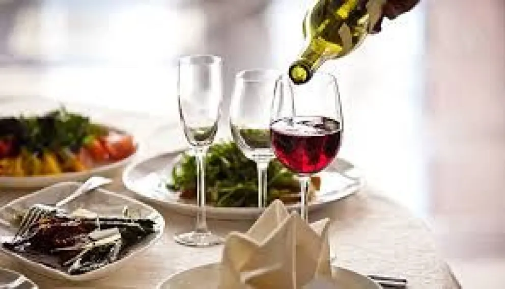 Estos 8 alimentos no deberían mezclarse con el vino: por qué
