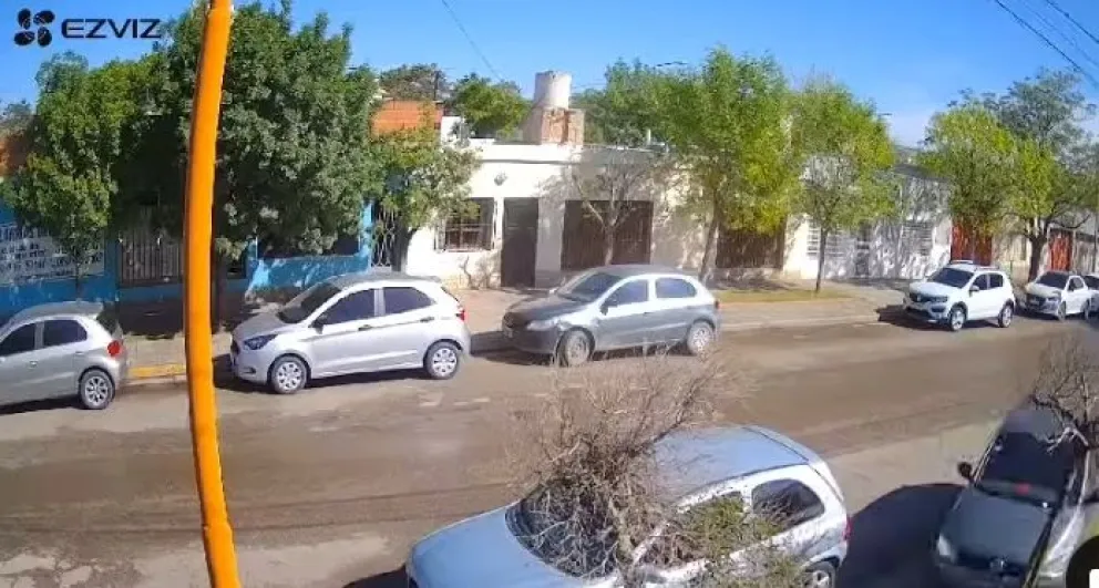 Un conductor perdió el control de su vehículo y provocó daños en la vía pública 