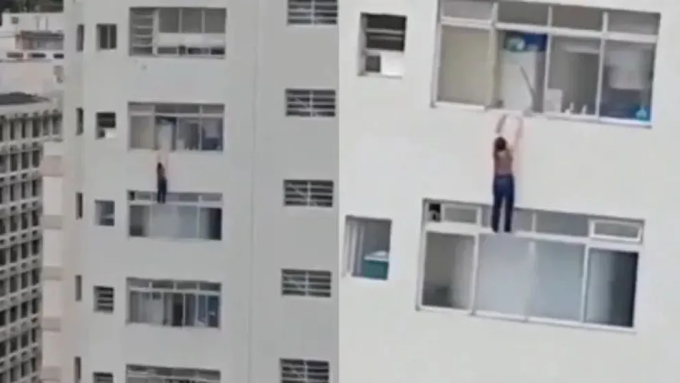 Video: limpiaba una ventana, resbaló y quedó colgada de un piso 16 