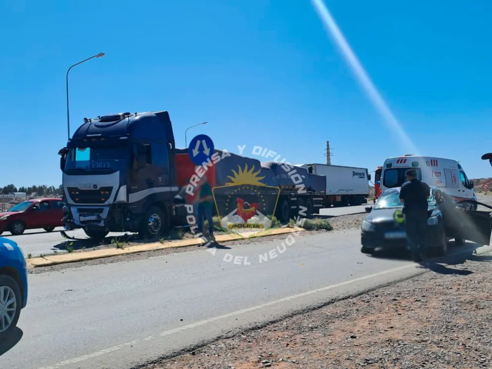 Por una mala maniobra, un camión impactó a un auto en la Autovía Norte