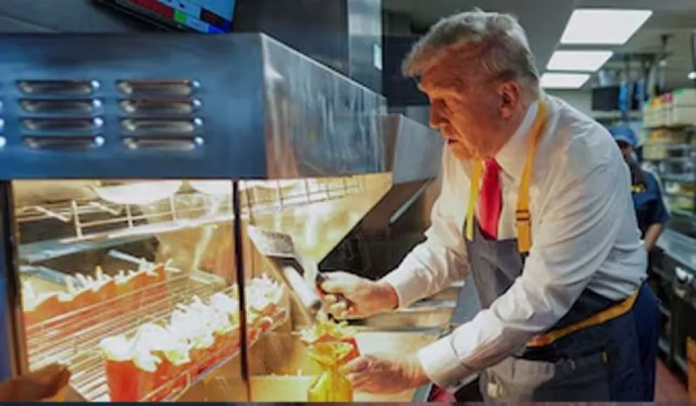 Mira el video: Trump se mostró trabajando en McDonald's en medio de su campaña política