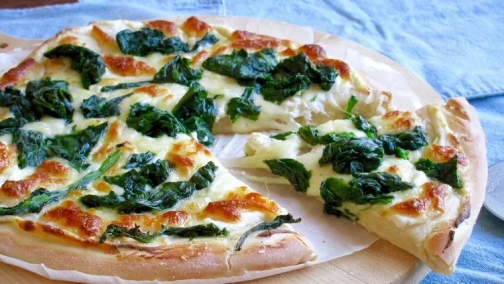 ¿La habías probado?: Hace esta riquísima pizza de espinacas y mozzarella