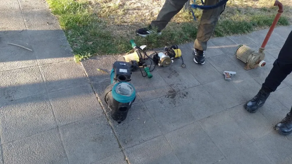 Detuvieron a un ladrón tras robar bombas de agua en los techos de las casas