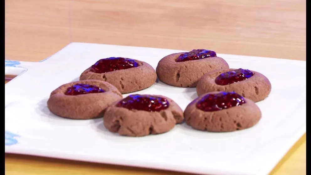 Cómo hacer pepas de chocolate con mermelada de frambuesas: seguí el paso a paso
