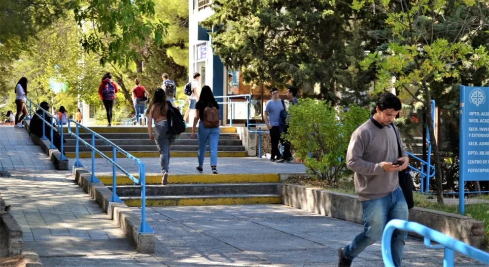 Datos de la UNCo: cuántas personas estudian y trabajan a la vez
