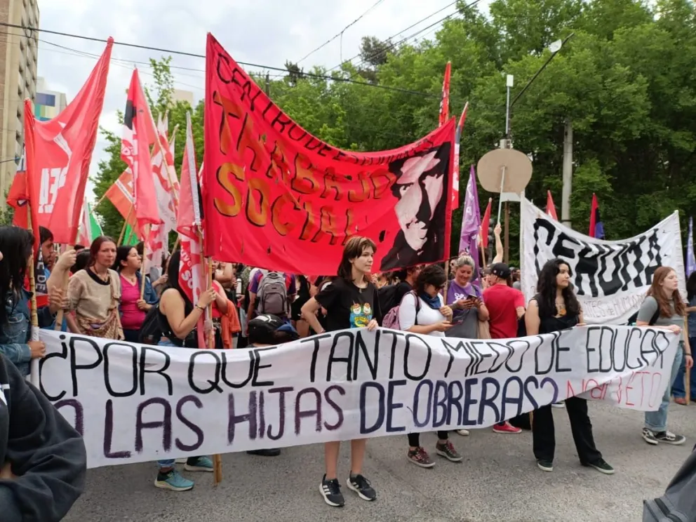 Masiva movilización en Neuquén contra el veto de Milei a la Ley de financiamiento universitario