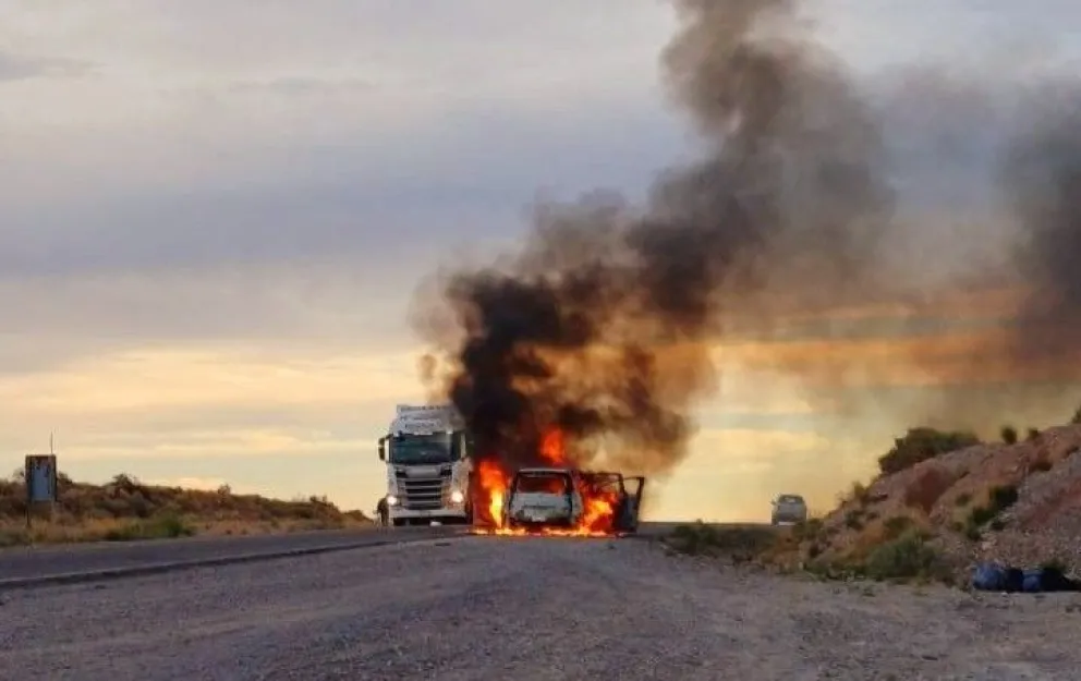 Dramático: se incendió un auto en la ruta 151 con pérdidas totales