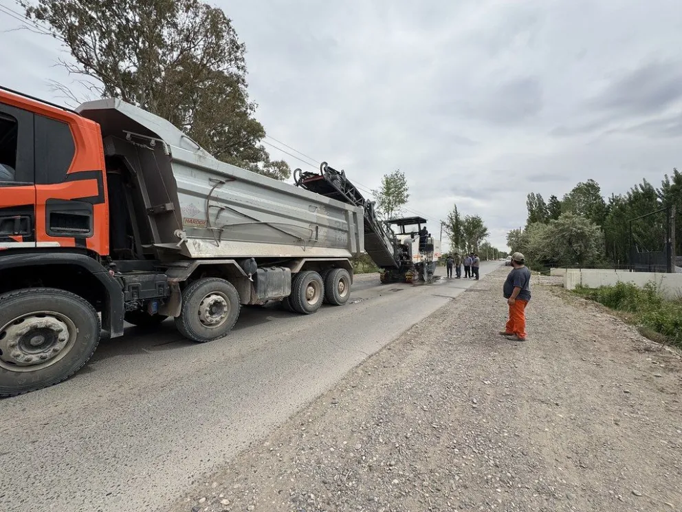 Caos de tránsito por la obra de bacheo de calle Illia