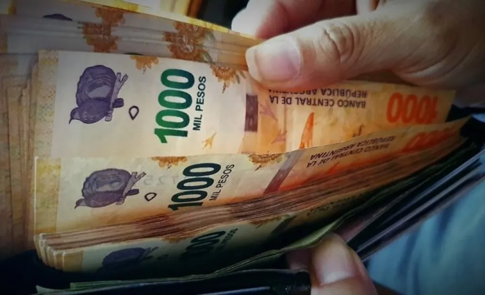 Según el INDEC, los salarios crecieron 5,7% en agosto y le ganaron a la inflación