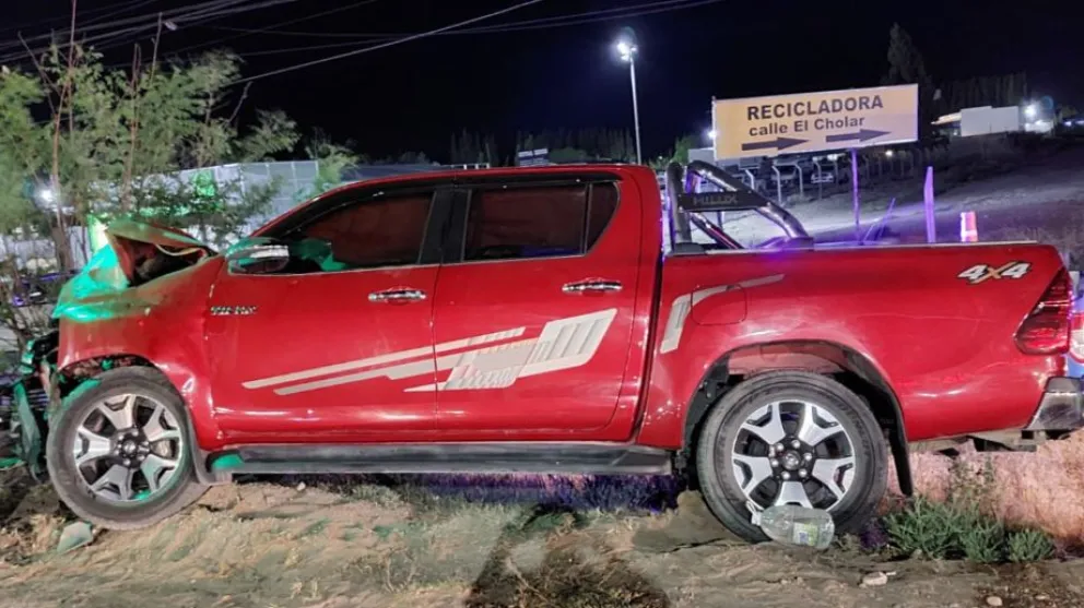 Fuerte choque de una camioneta contra un semáforo en la avenida Mosconi