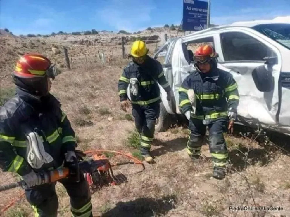 Tragedia en la Ruta 237: un policía neuquino murió embestido mientras asistía en un accidente