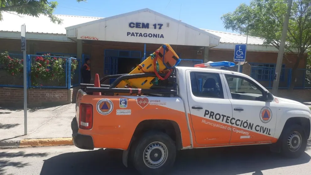 Evacuación en la ESRN 17: Bomberos y policías se encuentran en el lugar
