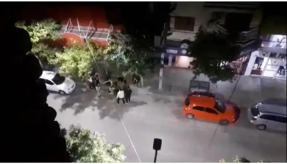 VIDEO: Violenta pelea entre jóvenes frente a un boliche en el centro de Cipolletti