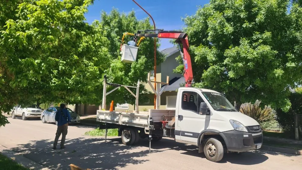 Ya hay más de 900 nuevas luces led colocadas: conocé cómo sigue el cronograma barrio por barrio
