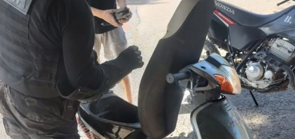 Incautaron una moto robada en la ciudad: el conductor no tenía casco ni papeles