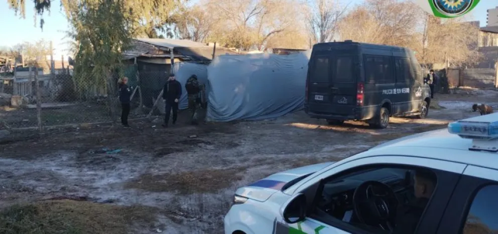 Disparos en Cinco Saltos: allanaron tres viviendas en la toma La Sal