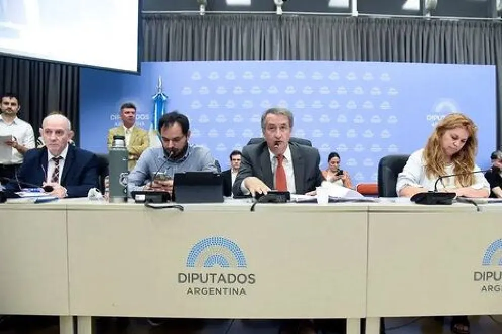 Diputados: la oposición consiguió dictamen de mayoría para limitar los DNU de Milei
