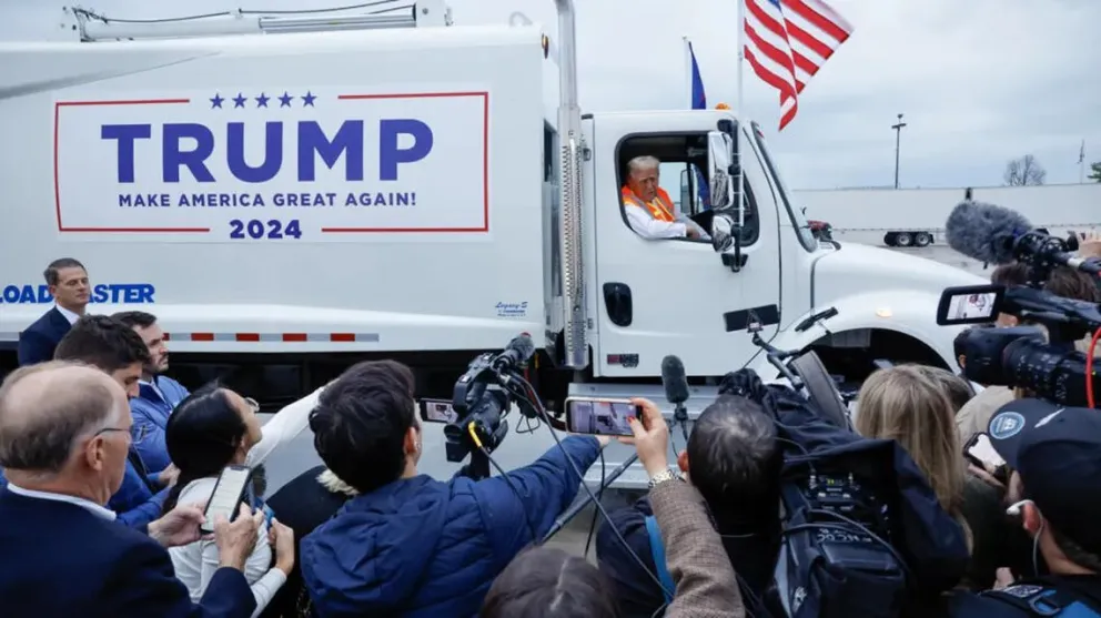 Trump se subió a un camión recolector de residuos para hacer campaña contra Biden