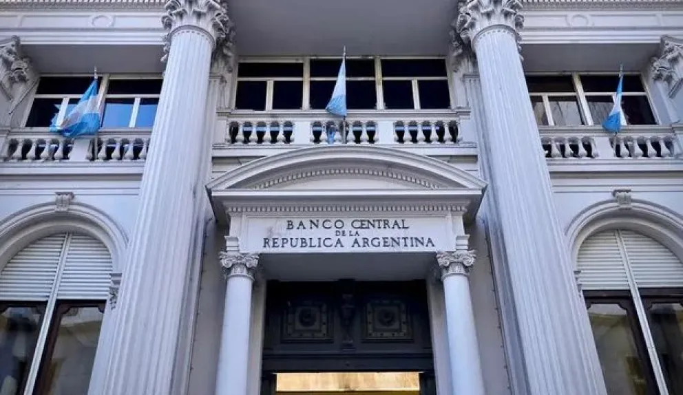 El BCRA impulsa los créditos en dólares eliminando una exigencia clave para los bancos