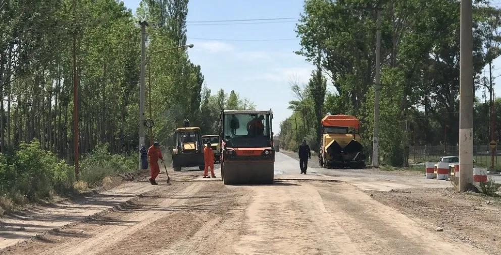  Continúan las obras de bacheo en la calle Illia en Cipolletti: conoce los cortes y desvíos