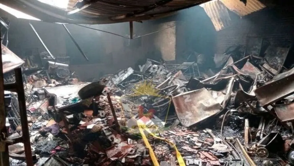 Gran incendio de un depósito: se registraron daños totales