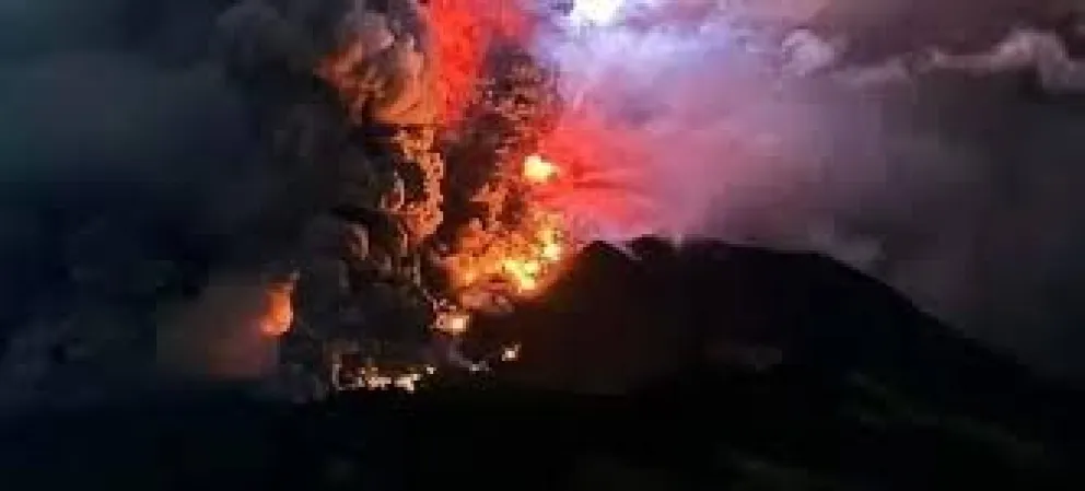 Indonesia: la erupción de un volcán dejó al menos diez muertos y edificios calcinados 