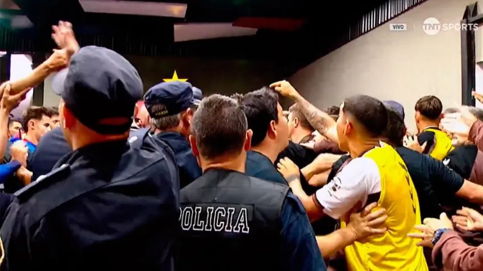VIDEO: Tigre y Platense terminaron a las piñas y botellazos en los vestuarios