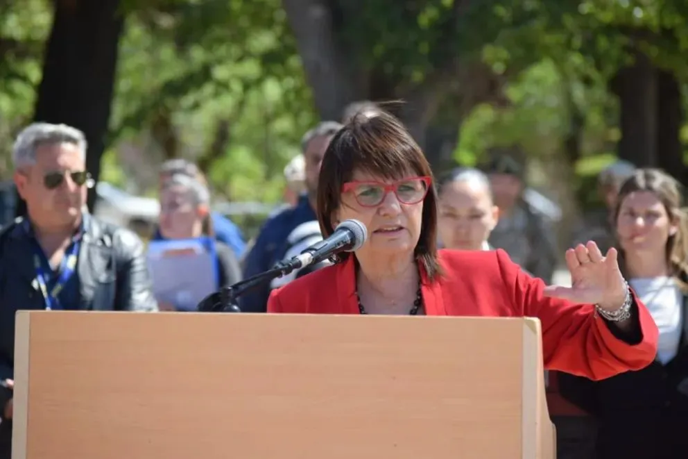 Patricia Bullrich supervisó la quema de 780 kilos de cocaína y  presentó un nuevo  escuadrón de Gendarmería 
