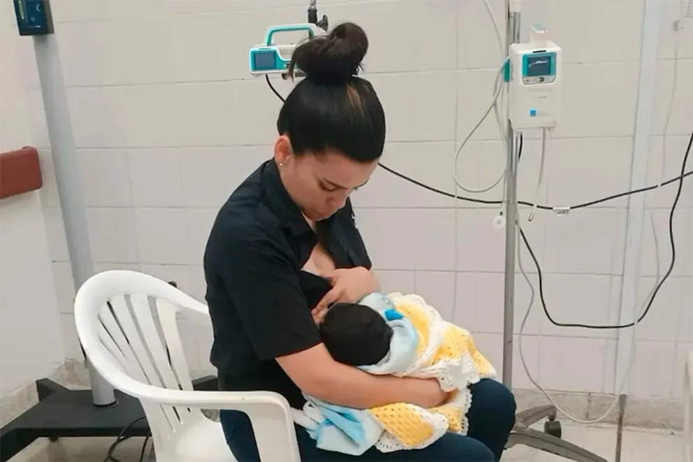 Un milagro: abandonaron a una bebé recién nacida y una policía la amamantó