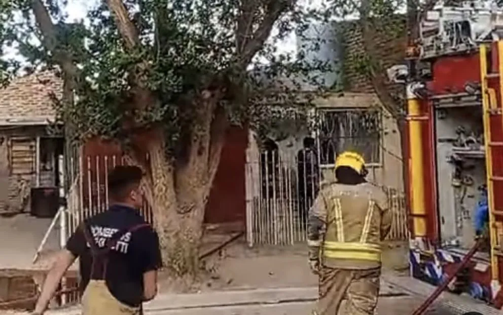 Un incendio en una vivienda abandonada movilizó a los bomberos en el oeste de la ciudad