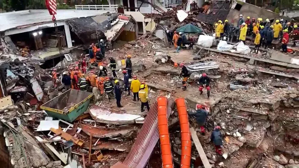 Hallaron otros tres cuerpos entre los escombros del derrumbe en Villa Gesell: ya son siete los muertos 