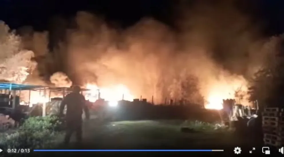 Impresionante incendio en una chacra de la región: mirá el video