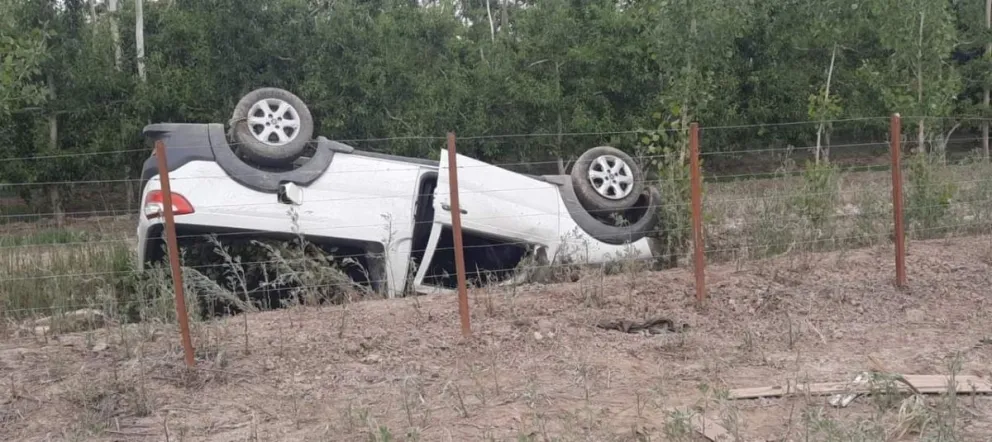 Una joven de 21 años volcó su auto al intentar esquivar a un peatón