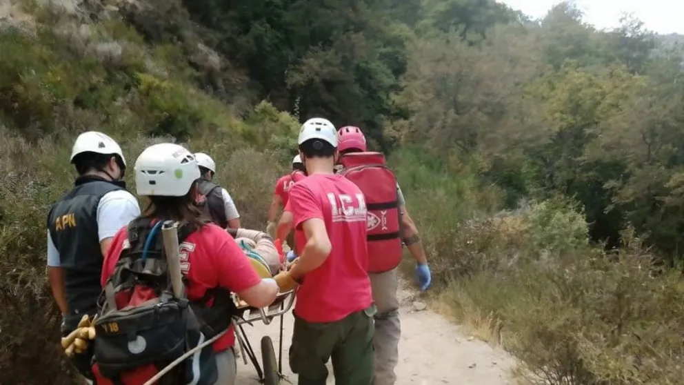 Gran peligro: rescataron a una mujer tras caer 70 metros mientras hacía trekking 