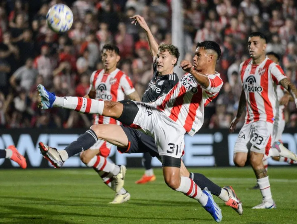 River le ganó 3-2 a Instituto y no se baja de la pelea en la Liga Profesional