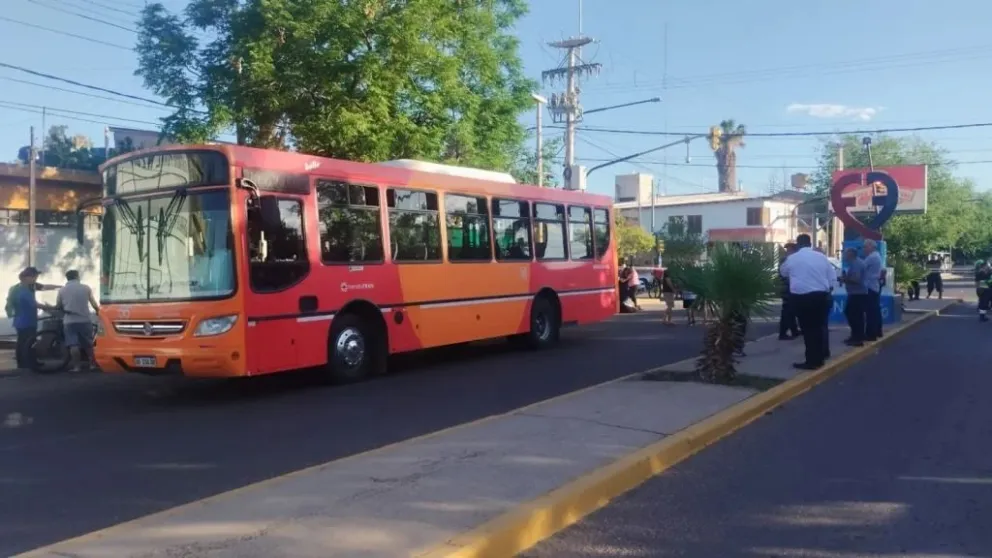 Tragedia: una chica murió al caer de un colectivo con la puerta abierta