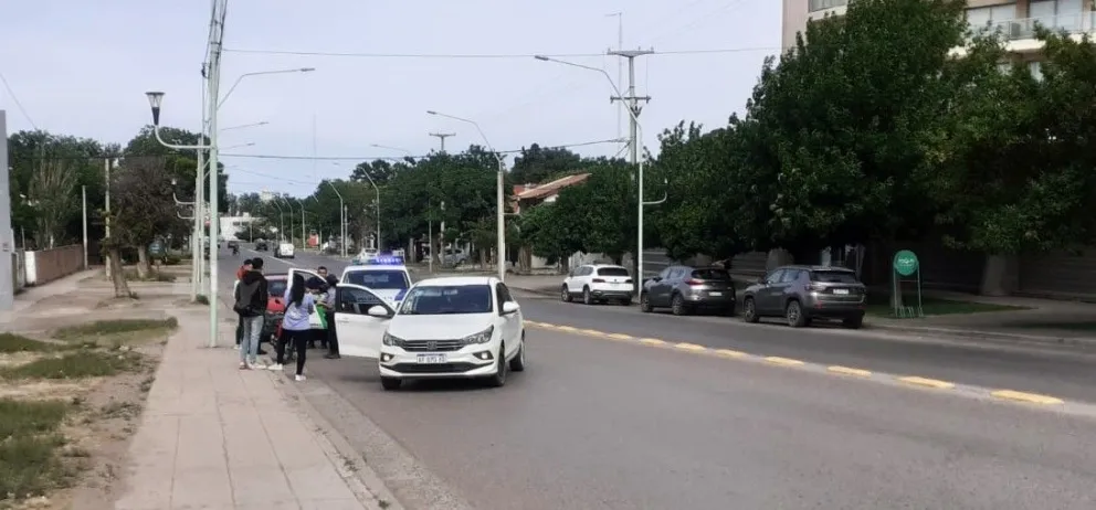 Motochorros golpearon a una adolescente para robarle el celular