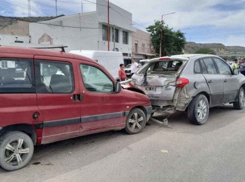 Triple choque sobre la Ruta 22 entre dos autos y un camión