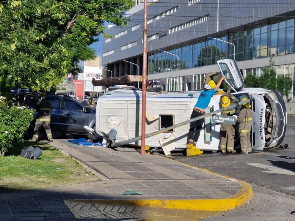 Violento choque y vuelco entre una ambulancia y una camioneta: hay cuatro heridos