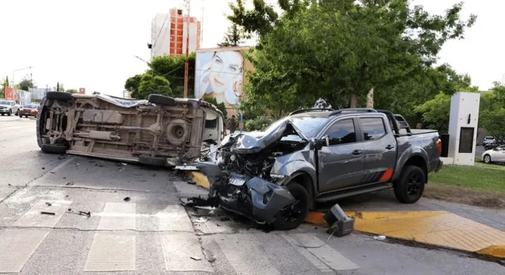 choque entre ambulancia y camioneta en Neuquén