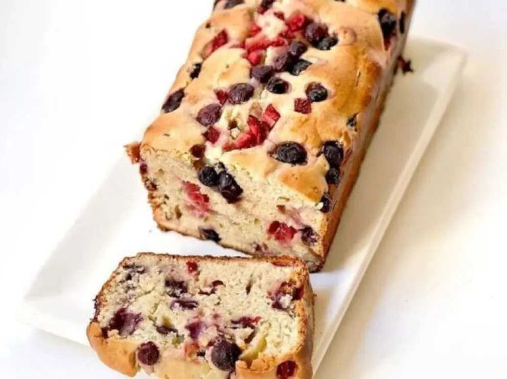 Hacé un budín de frutillas y arándanos en 5 pasos