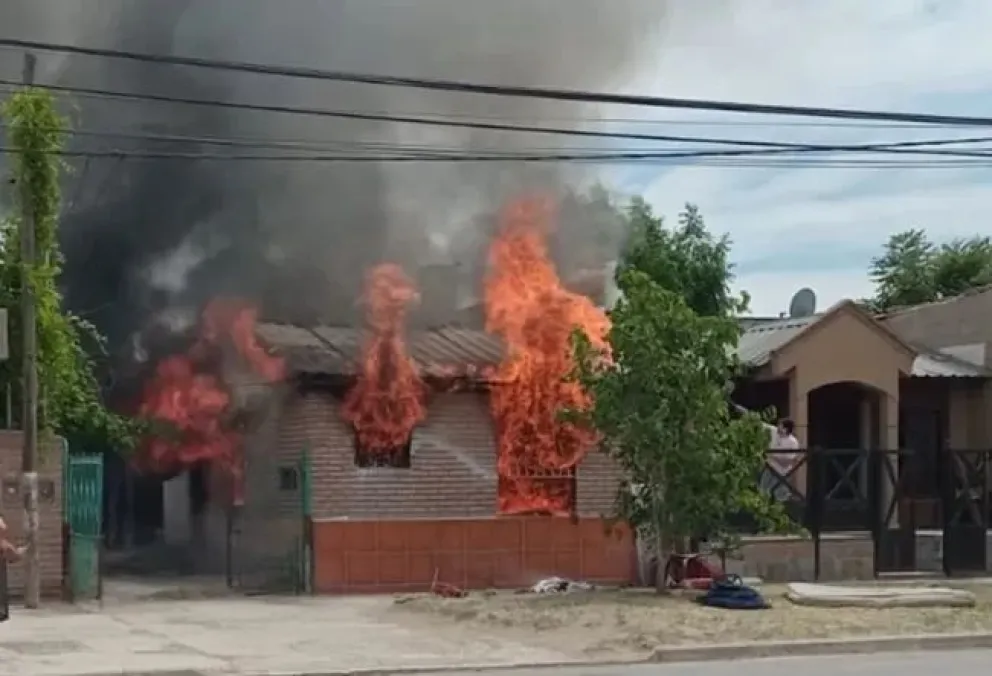 Incendio: una persona fue trasladada de urgencia al Hospital Moguillansky y sigue grave