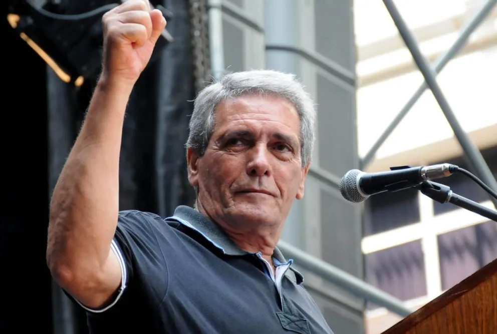Procesaron y embargaron a uno de los líderes de la CGT por bloquear estaciones de servicios