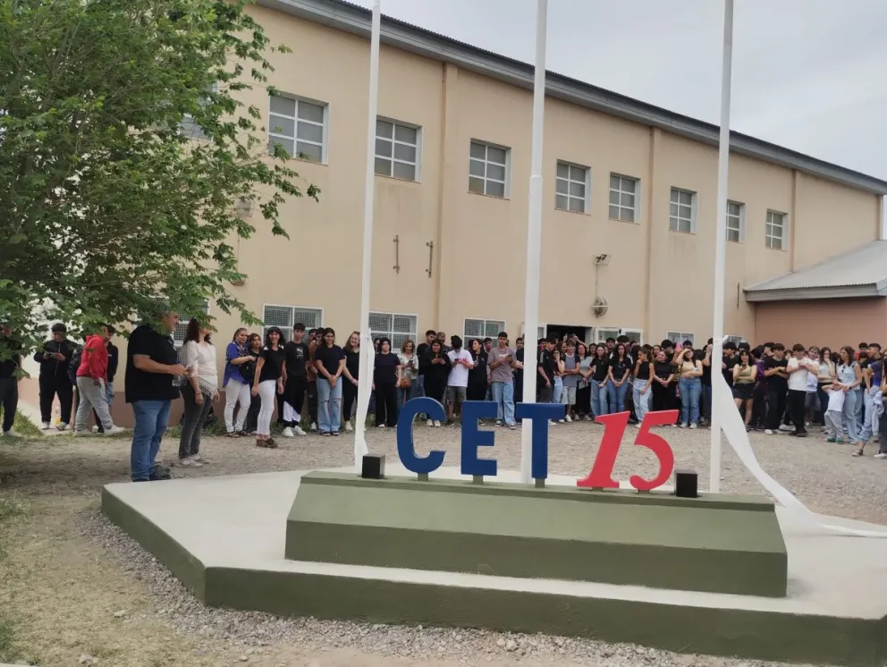 El CET 15 realizó su muestra anual e inauguró los tres mástiles